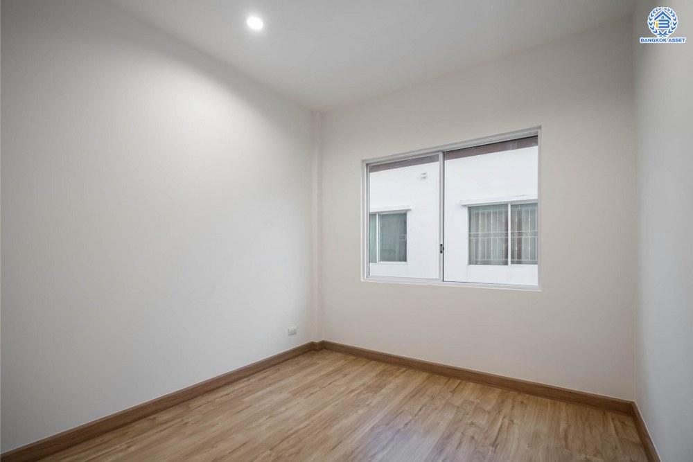 บ้านมือสองตกแต่งใหม่ โครงการ เดอะทรัสต์ทาวน์ ราชพฤกษ์-รัตนาธิเบศร์ จากแบรนด์ Q.House ทาวน์เฮ้าส์หลังใหญ่ ได้เนื้อที่กว่า 23.6 ตร.ว. ฟังก์ชัน 3 ห้องนอน 2 ห้องน้ำ 2 ที่จอดรถ ตั้งบนทำเลเชื่อมต่อใจกลางเมือง  ติดถนนราชพฤกษ์ ใกล้รถไฟฟ้าสายสีม่วง "สถานีบางรักน้อยท่าอิฐ"